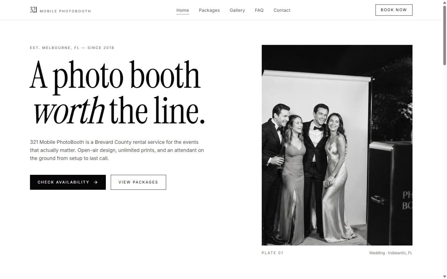 321 Mobile PhotoBooth website homepage with a black and white wedding photo and editorial headline